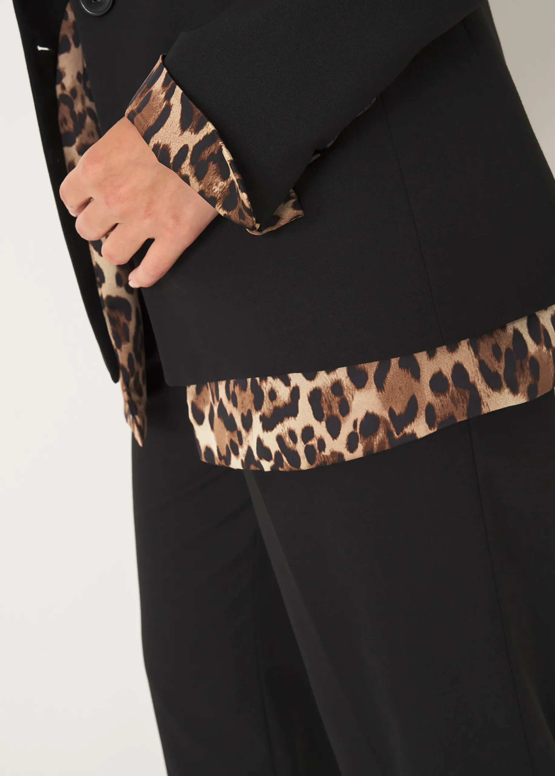 Tailleur Maculato con Pantalone a Gamba Stretta