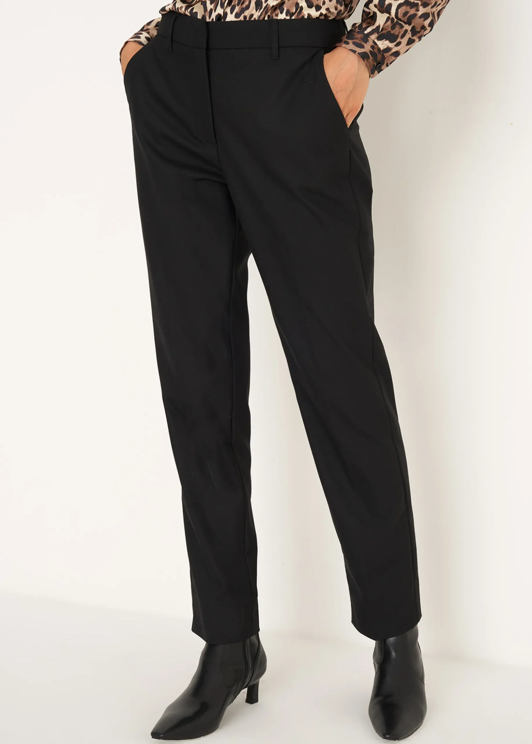 Tailleur Maculato con Pantalone a Gamba Stretta