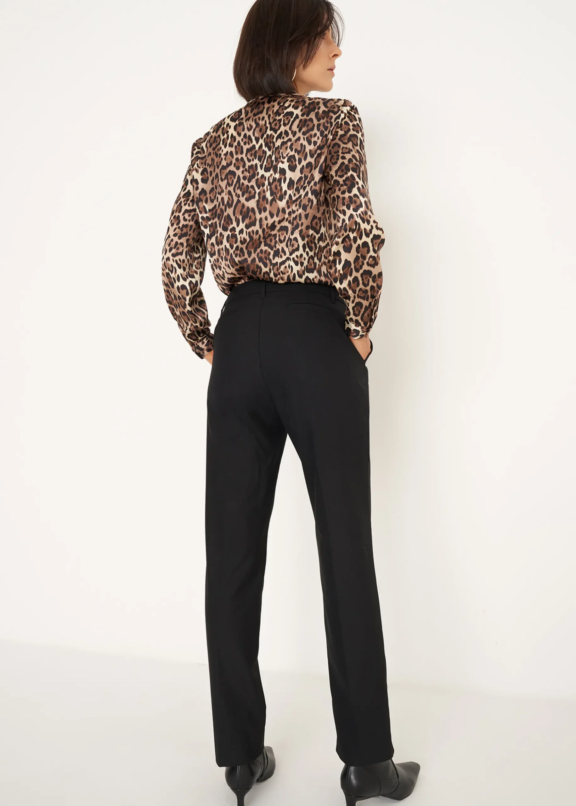 Tailleur Maculato con Pantalone a Gamba Stretta